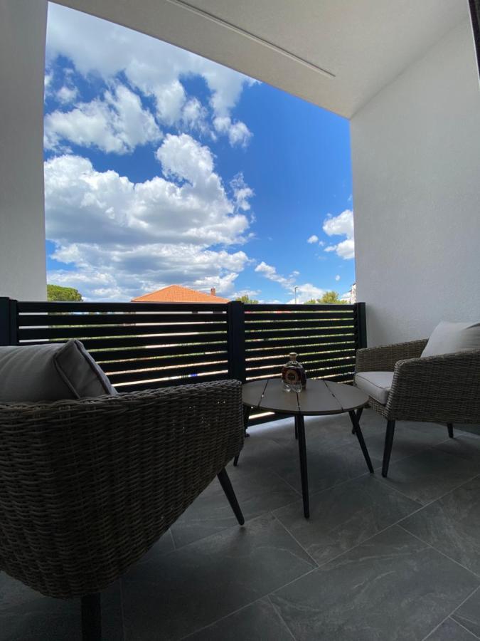 Apartmani Kumenat Biograd Na Moru Bagian luar foto